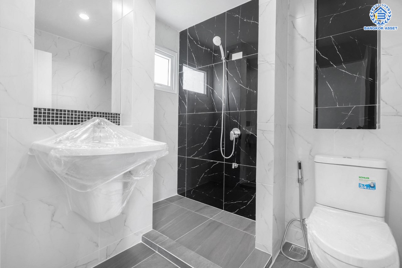 บ้านมือสองตกแต่งใหม่ แบรนด์ Property Perfect ม.เพอร์เฟคเพลส2 ติดถนนราชพฤกษ์ โซนใกล้สวนและทะเลสาบ เนื้อที่ 54.2 ตร.ว. ฟังก์ชัน 3 ห้องนอน 3 ห้องน้ำ จอดรถได้ 2 คัน บนทำเลติดถนนราชพฤกษ์ ใกล้วงเวียนพระราม5 และรถไฟฟ้า "สถานีบางรักน้อยท่าอิฐ"